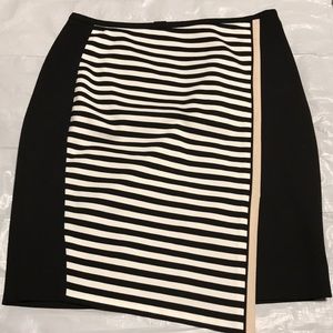 Pencil skirt with a zipper on side and accent slit